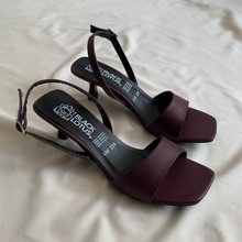 Cargar imagen en el visor de la galería, Sandalias kitten borgoña con correa