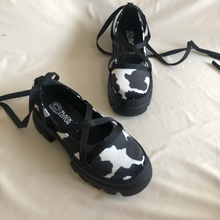 Cargar imagen en el visor de la galería, Zapatos vaquita con cintas