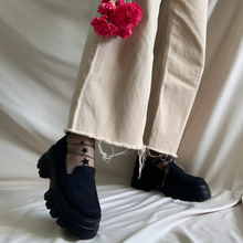 Cargar imagen en el visor de la galería, Mocasines antifaz negros gamuza