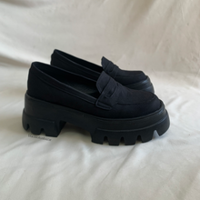 Cargar imagen en el visor de la galería, Mocasines antifaz negros gamuza