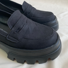 Cargar imagen en el visor de la galería, Mocasines antifaz negros gamuza
