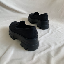 Cargar imagen en el visor de la galería, Mocasines antifaz negros gamuza