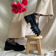 Cargar imagen en el visor de la galería, Mocasines antifaz negros gamuza