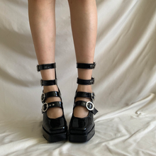 Cargar imagen en el visor de la galería, Zapatos gladiador negros charol