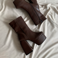Cargar imagen en el visor de la galería, Bota café tacón ancho