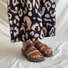 Cargar imagen en el visor de la galería, Sandalia de corcho tres tiritas metedera