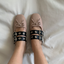 Cargar imagen en el visor de la galería, Ballerinas correas negrras con moño y ojillos