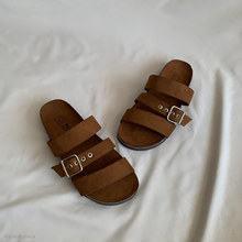 Cargar imagen en el visor de la galería, Sandalia de corcho tres tiritas metedera