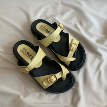 Cargar imagen en el visor de la galería, Sandalias doble hebilla amarillas *edición especial*