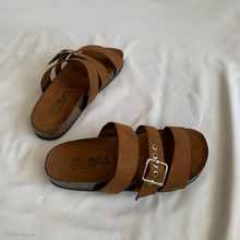 Cargar imagen en el visor de la galería, Sandalia de corcho tres tiritas metedera