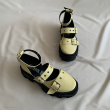 Cargar imagen en el visor de la galería, Zapatos de tres hebillas amarillos *edición especial*