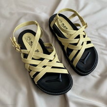 Cargar imagen en el visor de la galería, Sandalias amarillas de tiritas intercaladas *edición especial*