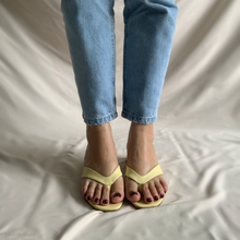 Cargar imagen en el visor de la galería, Sandalias amarillo de orcapoyo y tacón *LIQUIDACIÓN*