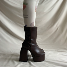 Cargar imagen en el visor de la galería, Bota café tacón ancho