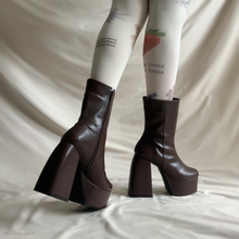 Cargar imagen en el visor de la galería, Bota café tacón ancho