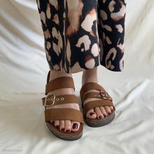 Cargar imagen en el visor de la galería, Sandalia de corcho tres tiritas metedera