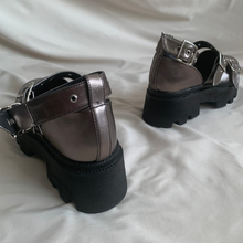 Cargar imagen en el visor de la galería, Zapatos de tres hebillas antimonio