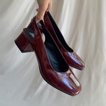 Cargar imagen en el visor de la galería, Zapatos destalonados tintos