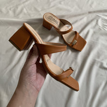 Cargar imagen en el visor de la galería, Sandalias naranja con detalle metálico *LIQUIDACIÓN*