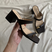 Cargar imagen en el visor de la galería, Sandalias café con detalle metálico *LIQUIDACIÓN*