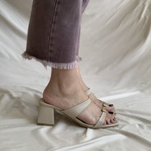 Cargar imagen en el visor de la galería, Sandalias nude con detalle metálico *LIQUIDACIÓN*