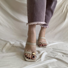 Cargar imagen en el visor de la galería, Sandalias nude con detalle metálico *LIQUIDACIÓN*