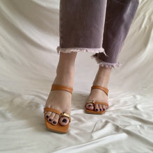 Cargar imagen en el visor de la galería, Sandalias naranja con detalle metálico *LIQUIDACIÓN*