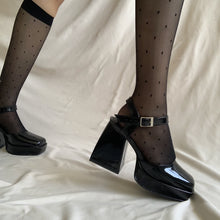 Cargar imagen en el visor de la galería, Zapatos con pulsera negros charol