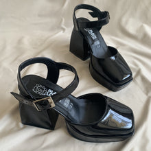 Cargar imagen en el visor de la galería, Zapatos con pulsera negros charol