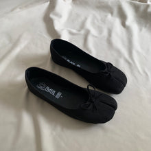 Cargar imagen en el visor de la galería, *PAR ÚNICO* Ballerinas negro gamuza talla 23