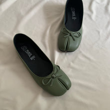 Cargar imagen en el visor de la galería, *PAR ÚNICO* Ballerinas verde selva talla 26
