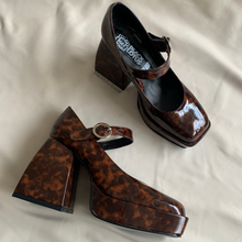 Cargar imagen en el visor de la galería, Zapatos carey de tacón cuadrado