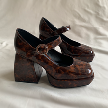 Cargar imagen en el visor de la galería, Zapatos carey de tacón cuadrado