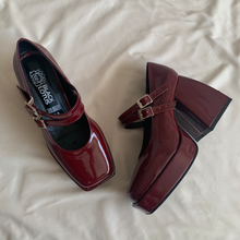 Cargar imagen en el visor de la galería, Zapatos tintos con doble correa