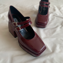 Cargar imagen en el visor de la galería, Zapatos tintos con doble correa