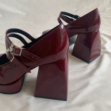 Cargar imagen en el visor de la galería, Zapatos tintos con doble correa