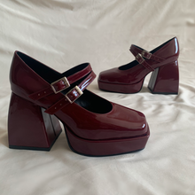 Cargar imagen en el visor de la galería, Zapatos tintos con doble correa