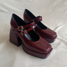 Cargar imagen en el visor de la galería, Zapatos tintos con doble correa