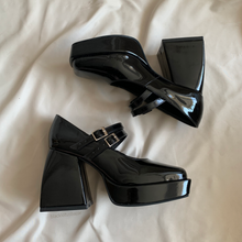 Cargar imagen en el visor de la galería, Zapatos con doble correa negro charol