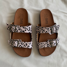 Cargar imagen en el visor de la galería, Sandalias de corcho doble hebilla animal print