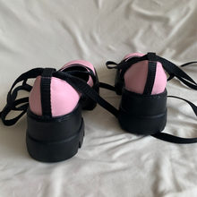 Cargar imagen en el visor de la galería, Zapatos rosas con cintas