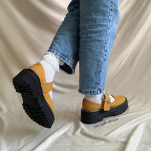 Cargar imagen en el visor de la galería, Zapatos Mary Jane mostaza