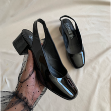 Cargar imagen en el visor de la galería, Zapatos negros destalonados