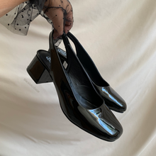 Cargar imagen en el visor de la galería, Zapatos negros destalonados