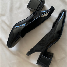 Cargar imagen en el visor de la galería, Zapatos negros destalonados