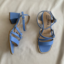 Cargar imagen en el visor de la galería, Sandalias azules tiritas y tacón