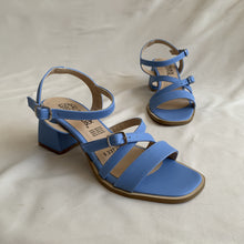 Cargar imagen en el visor de la galería, Sandalias azules tiritas y tacón