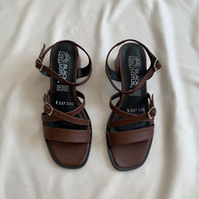 Cargar imagen en el visor de la galería, Sandalias cafés tiritas y tacón