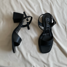 Cargar imagen en el visor de la galería, Sandalias negras correa y tacón