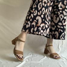 Cargar imagen en el visor de la galería, Sandalias camel correa y tacón